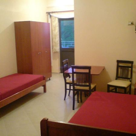 Hotel Natyra E Qete Peshkopi エクステリア 写真